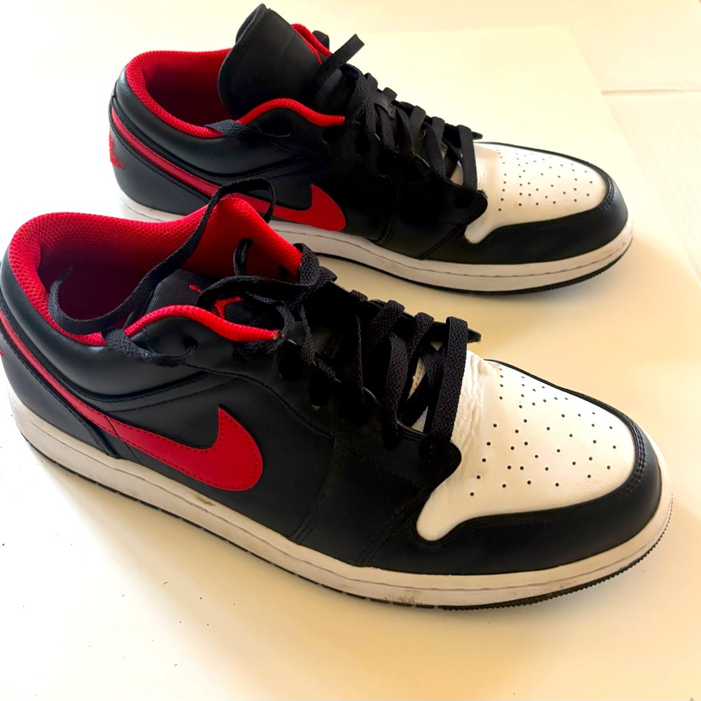 Men's Black and Red Nike Air Jordan’s size 12- great condition